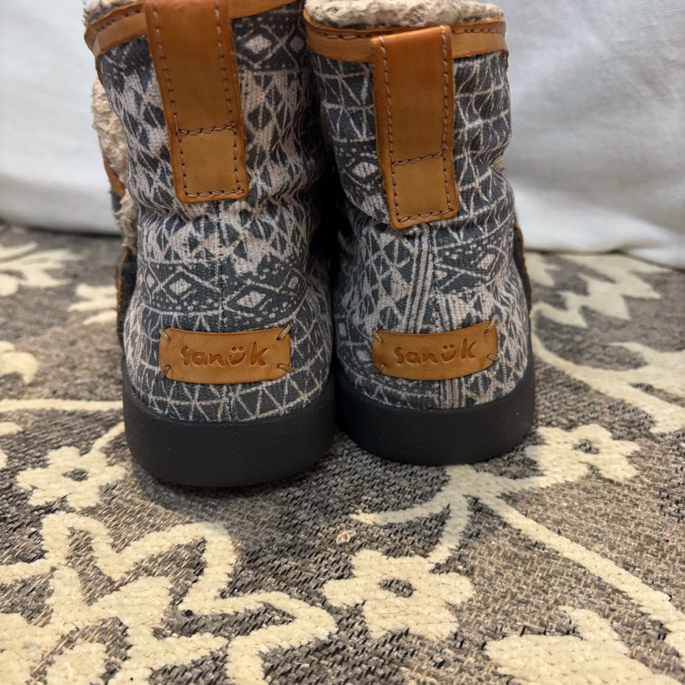 Super Cute Sanuk Boots Size 7 - Picture 5 of 7